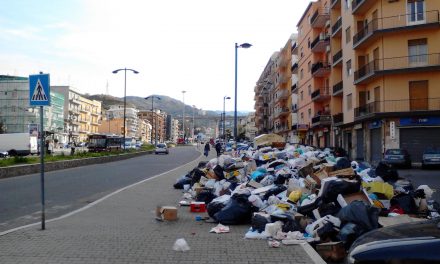 Viaggio dentro la Calabria: la bellezza sbiadisce in mezzo ai rifiuti
