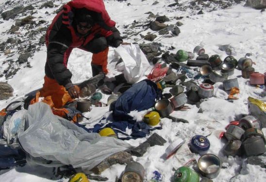 L’Everest invaso dai rifiuti, il governo del Nepal lancia l’allarme