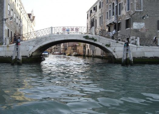 Nei canali di Venezia un rifiuto ogni tredici metri