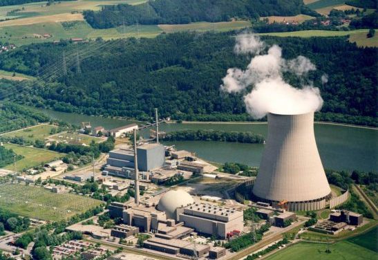 Svizzera, referendum boccia l’uscita accelerata dal nucleare