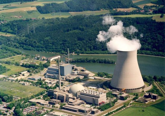 Svizzera, referendum boccia l’uscita accelerata dal nucleare