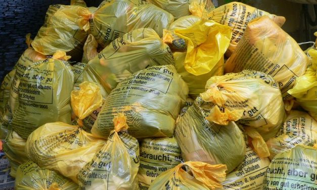 Riciclaggio dei vestiti: la mafia dei cassonetti gialli che truffa la solidarietà