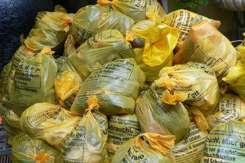 Riciclaggio dei vestiti: la mafia dei cassonetti gialli che truffa la solidarietà