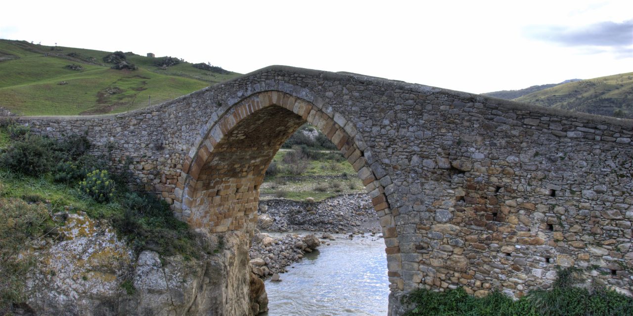 L’antico Ponte di Cerami a rischio crollo, ma è ancora possibile salvarlo