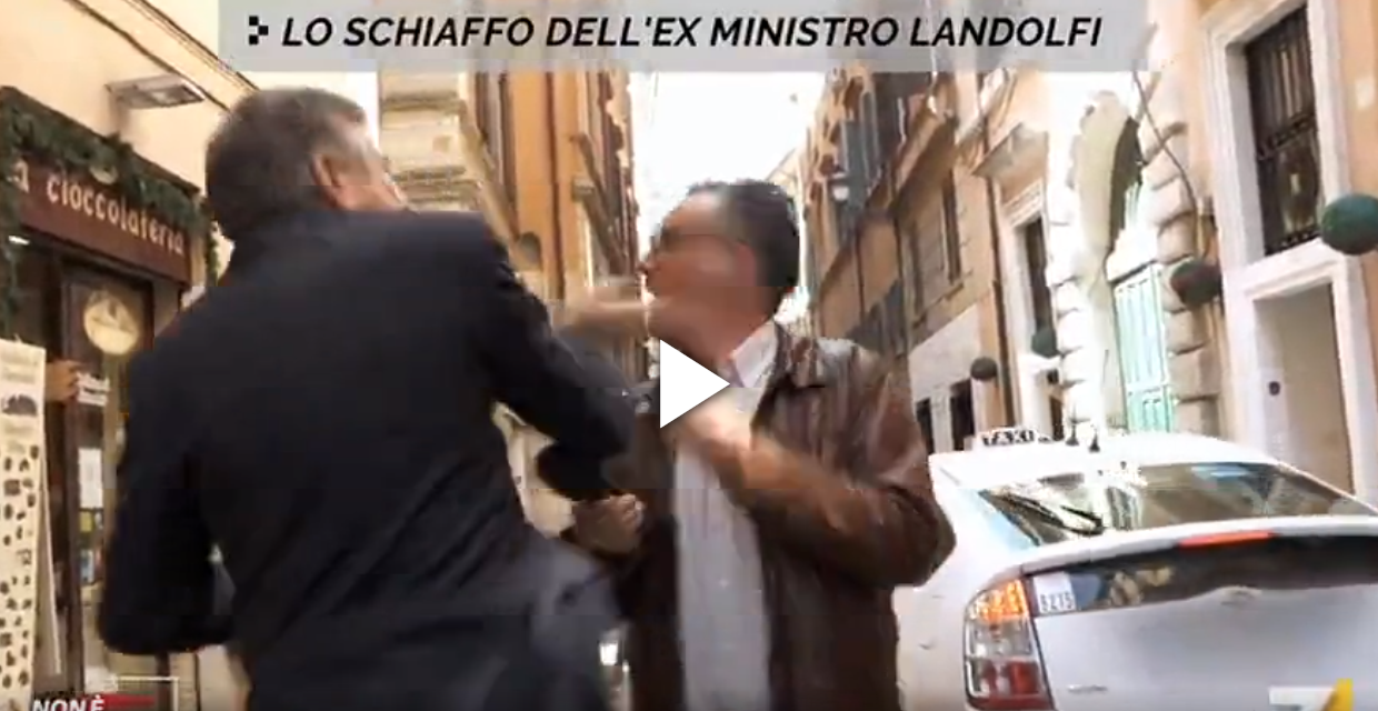 Minacce e schiaffi ai giornalisti: la stampa italiana reagisce