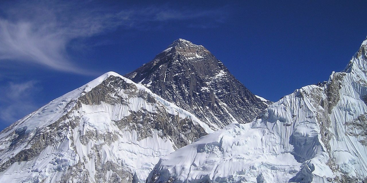 Rifiuti ad alta quota: l’Everest è la discarica più alta del mondo