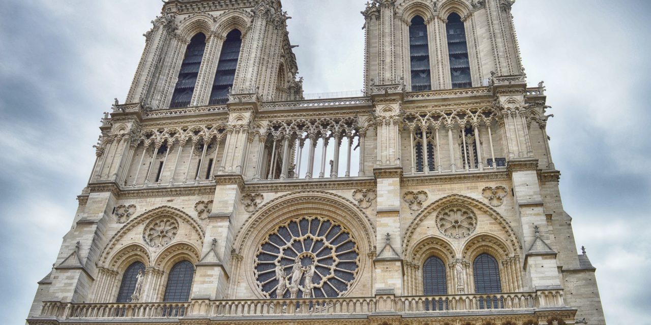 No, non è morto nessuno, ma Notre-Dame deve rinascere