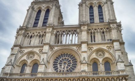 No, non è morto nessuno, ma Notre-Dame deve rinascere