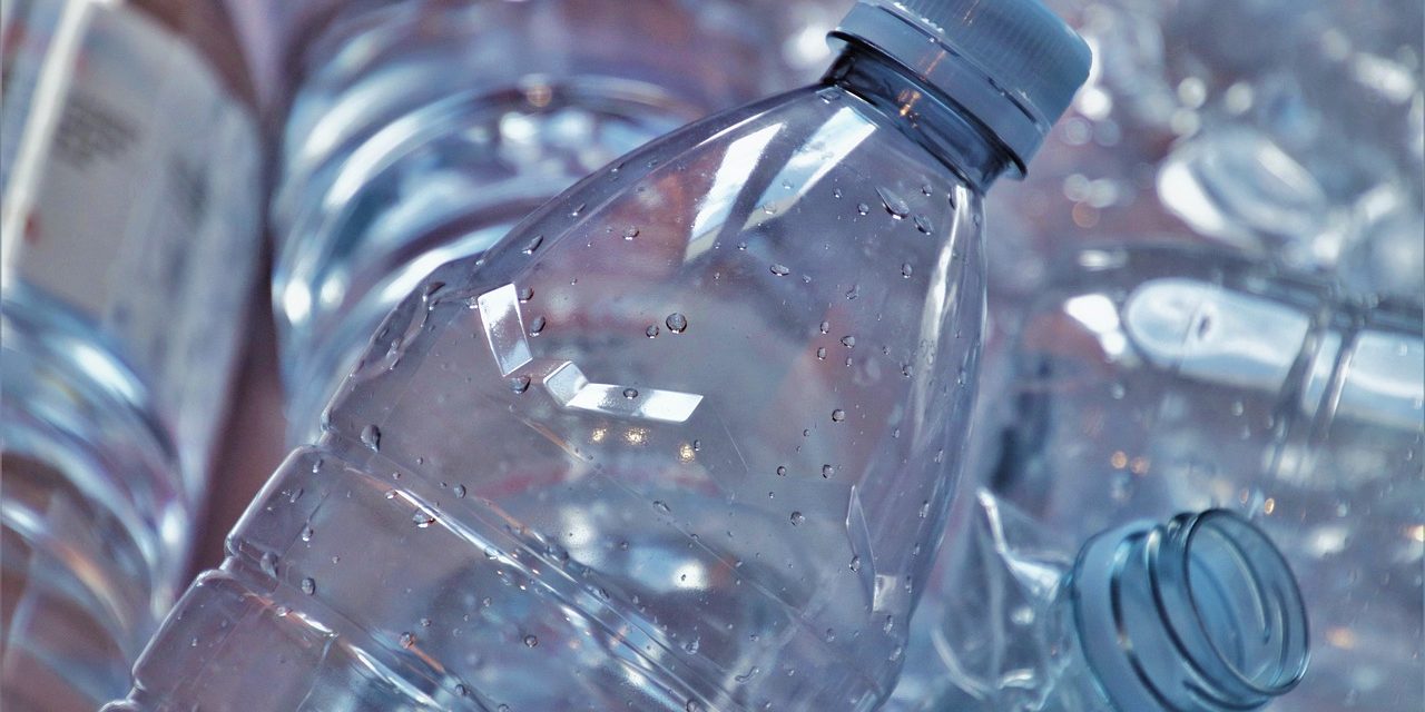 L’urlo di Greenpeace: fermiamo l’invasione delle bottiglie di plastica!