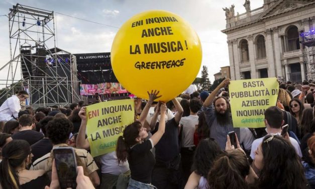 Stop greenwashing: Greenpeace accusa ENI e lancia una petizione per una legge europea