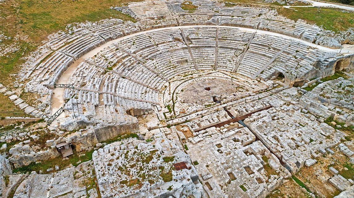 Teatro greco di Siracusa: l’arroganza al potere e la speranza in Procura