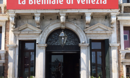 Tra bellezza, denunce sociali e ironia: il fascino senza tempo della Biennale di Venezia