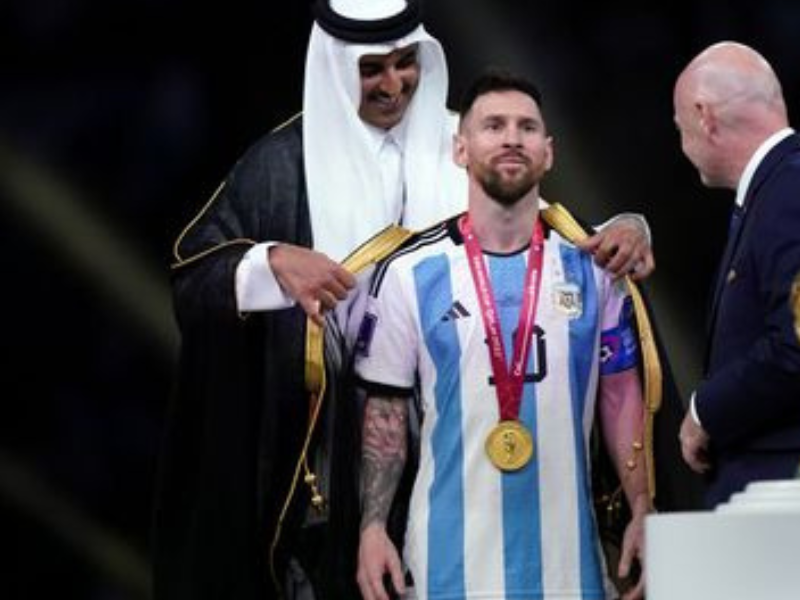 Il Bisht di Messi e l’arrogante potere di Qatar e Infantino