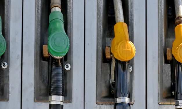 Caro carburanti: così la mafia sfrutta le pompe bianche per riciclaggio ed evasione